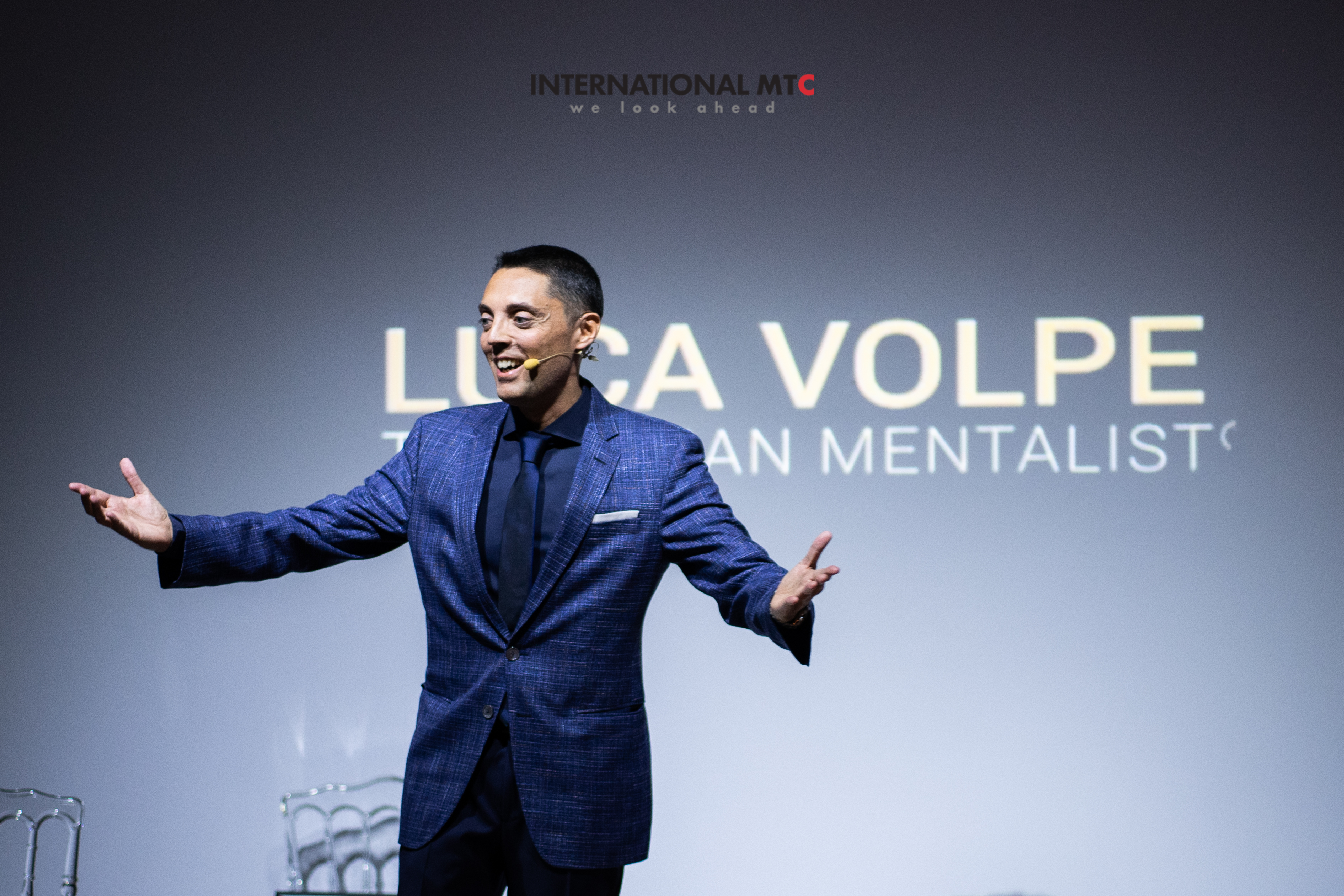 Il mentalista italiano Luca Volpe durante un corporate show esclusivo Il mentalista italiano Luca Volpe durante un corporate show esclusivo